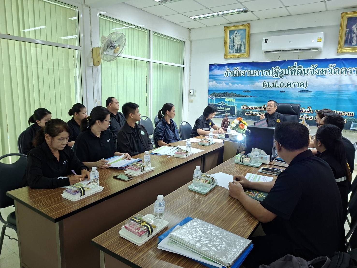 title - ผู้ตรวจราชการ ส.ป.ก. ประชุมตรวจราชการและติดตามความก้าวหน้าผลการดำเนินงานตามแผนการตรวจราชการของผู้ตรวจราชการสำนักงานการปฏิรูปที่ดินเพื่อเกษตรกรรม ประจำปีงบประมาณ พ.ศ. 2569 รอบที่ 1 เขตตรวจราชการที่ 9 จังหวัดตราด